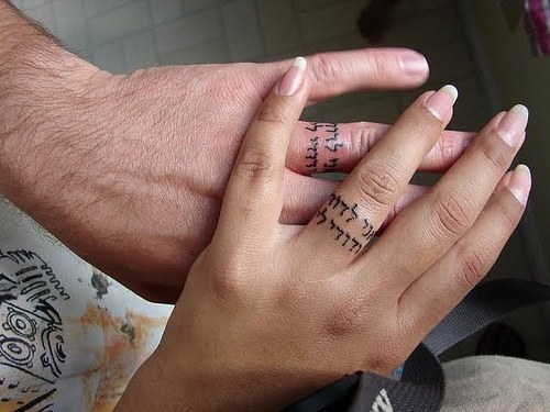Ślubne-tatuaże-zamiast-obrączki-cytat-po-hebrajsku.jpg