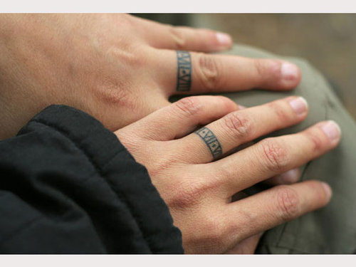 Ślubne-tatuaże-zamiast-obrączki-rzymskie.jpg