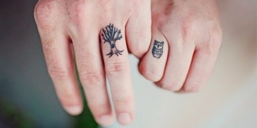 Ślubne-tatuaże-zamiast-obrączki-drzewo-i-sowa.jpg