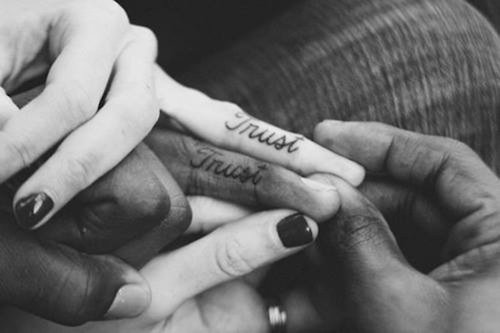 Ślubne-tatuaże-zamiast-obrączki-napis-trust.jpg