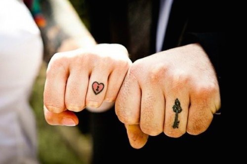 Ślubne-tatuaże-zamiast-obrączki-serce-i-klucz.jpg