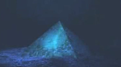 Piramida-na-dnie-Trójkąta-Bermudzkiego.jpg