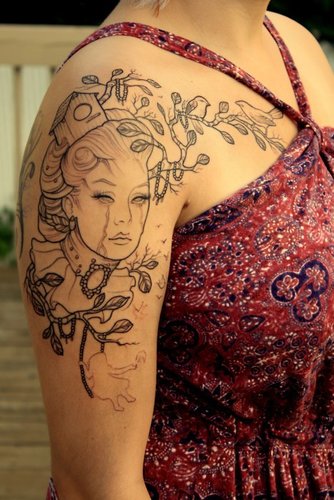 tatouage-femme-cote-14.jpeg