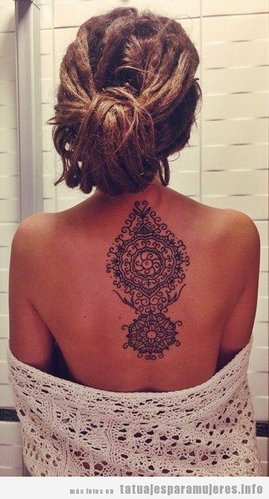 tatuaje-henna-mandala-espalda-mujer.jpg